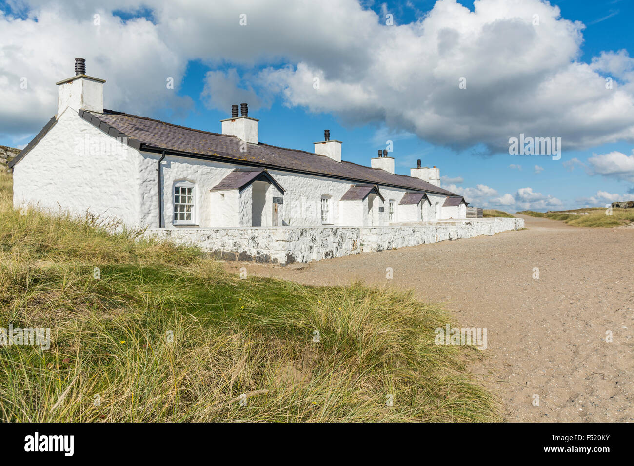 Les cottages du pilote de l'île Llanddwyn, Anglesey, au nord du Pays de Galles, Royaume-Uni. Prise le 13 octobre 2015. Banque D'Images