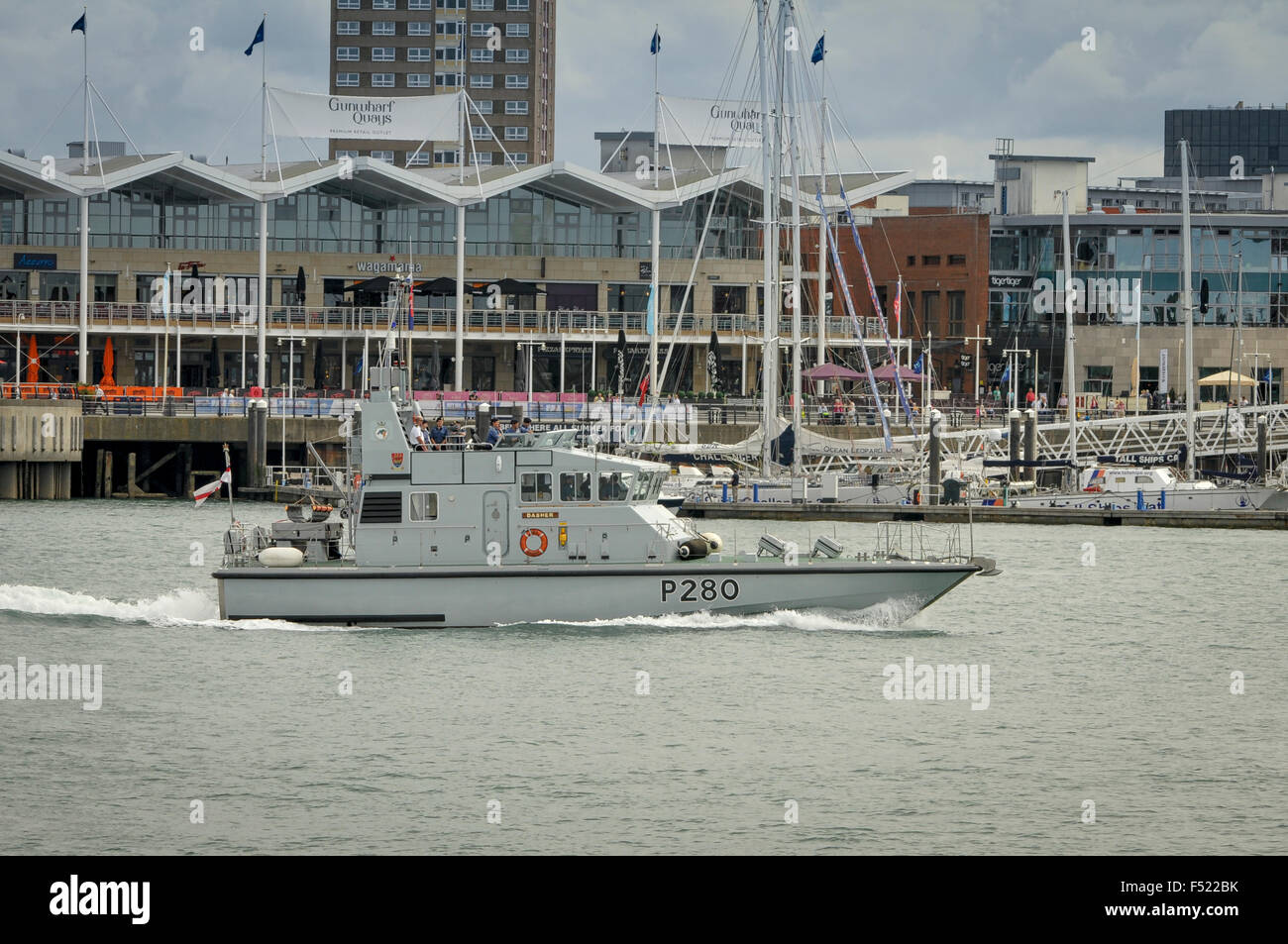 Le HMS Dasher, P280 de la Marine royale et la formation de patrouille en bateau à l'entrée du port de Portsmouth, Royaume-Uni. Banque D'Images