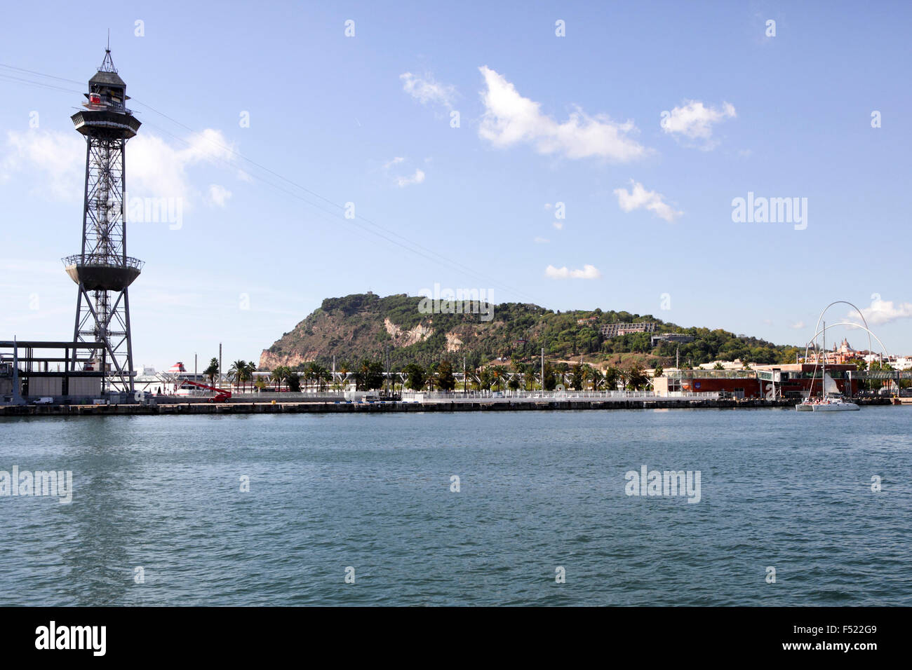 Vue de l'ensemble de Port Vell, la colline de Montjuic et tour de téléphérique à Barcelone, Espagne. Banque D'Images