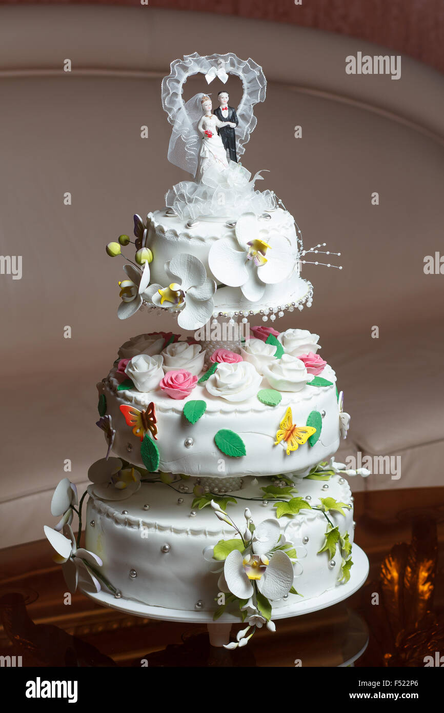 Gâteau de mariage sur l'arrière-plan flou Banque D'Images