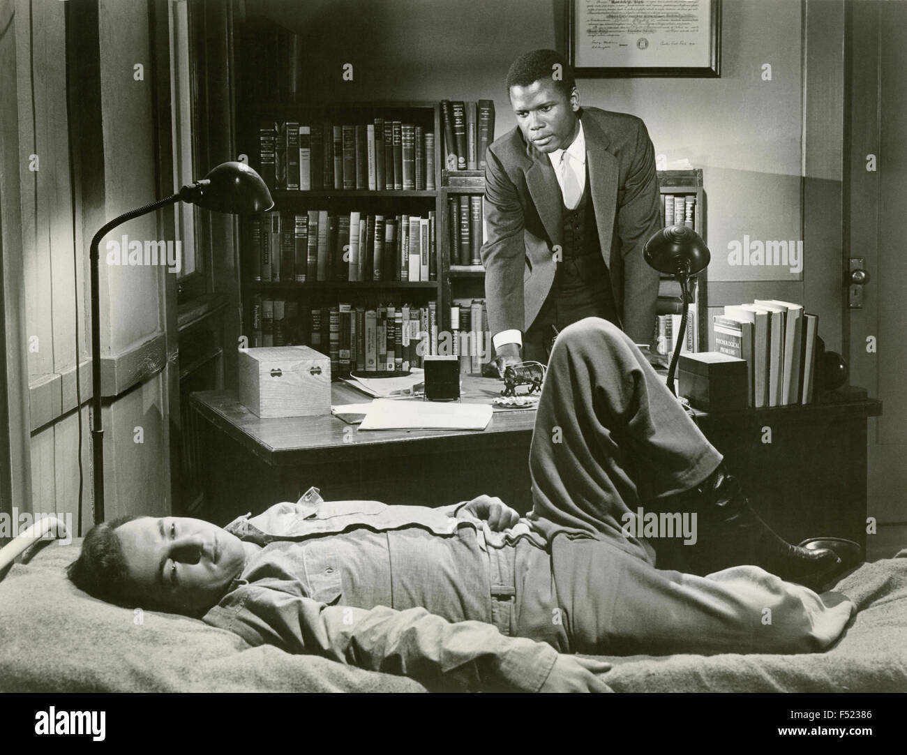 Les acteurs Sidney Poitier et Bobby Darin dans une scène du film ' ' point de pression Banque D'Images