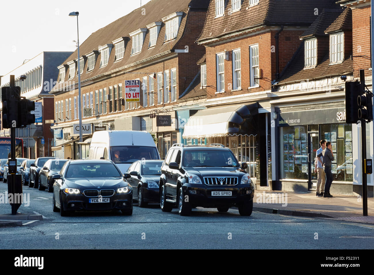 La rue Water à Wilmslow, Cheshire voitures arrêtées aux feux de circulation UK Grande-bretagne British United Kingdom Europe Europe de l'Ouest Euro Banque D'Images