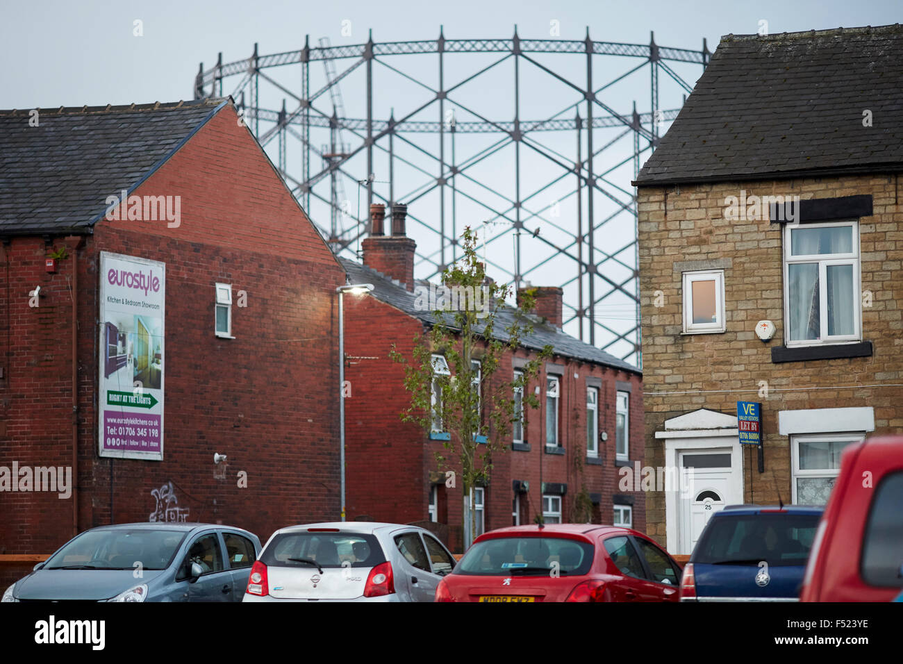 Images Gasholder à côté de maisons mitoyennes à Rochdale, Construction, industrie de la Construction Métallique, aucun peuple, Absence, Cl Banque D'Images