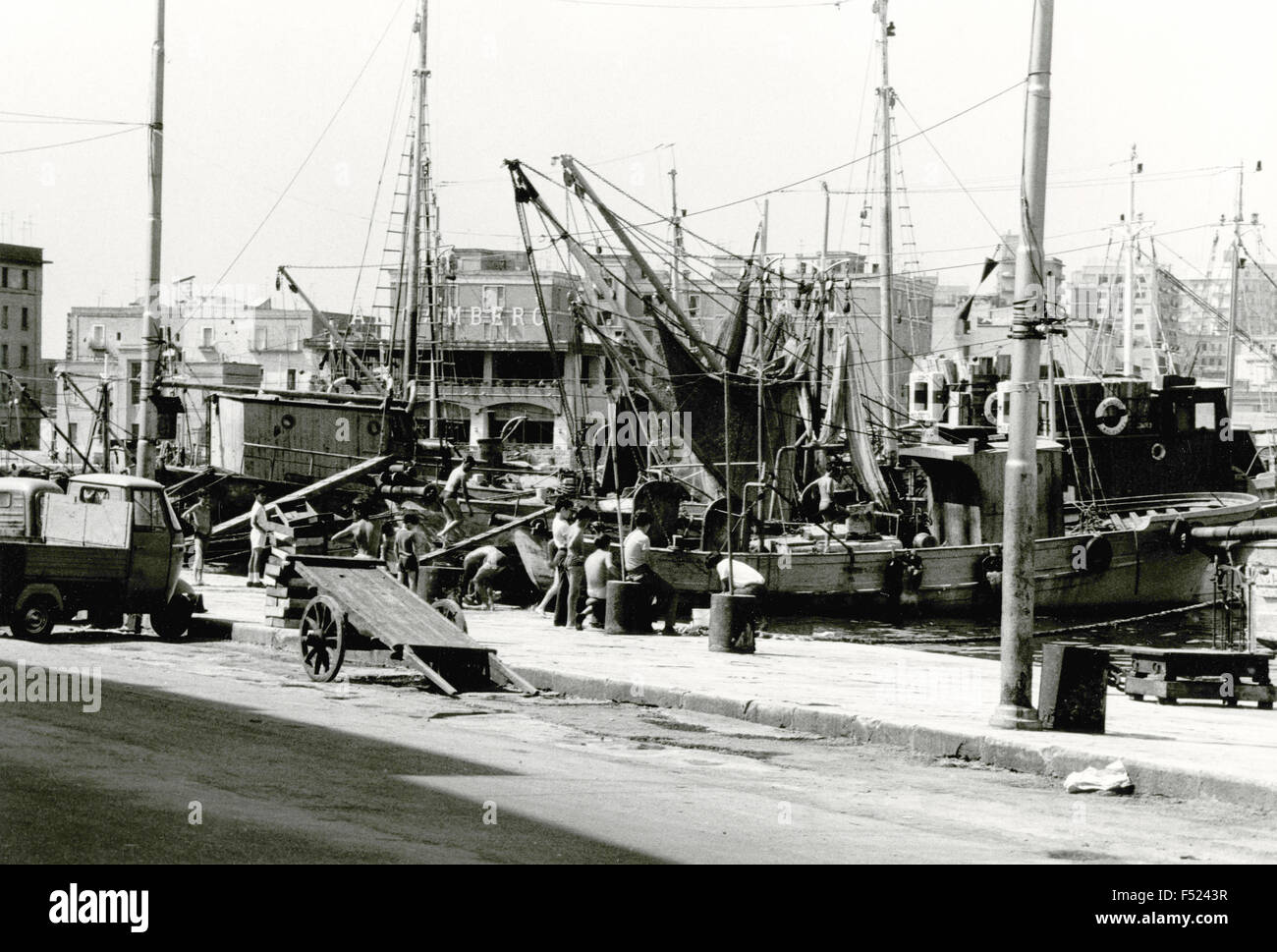 Les enfants autour des navires dans le port de Bari, Italie Banque D'Images