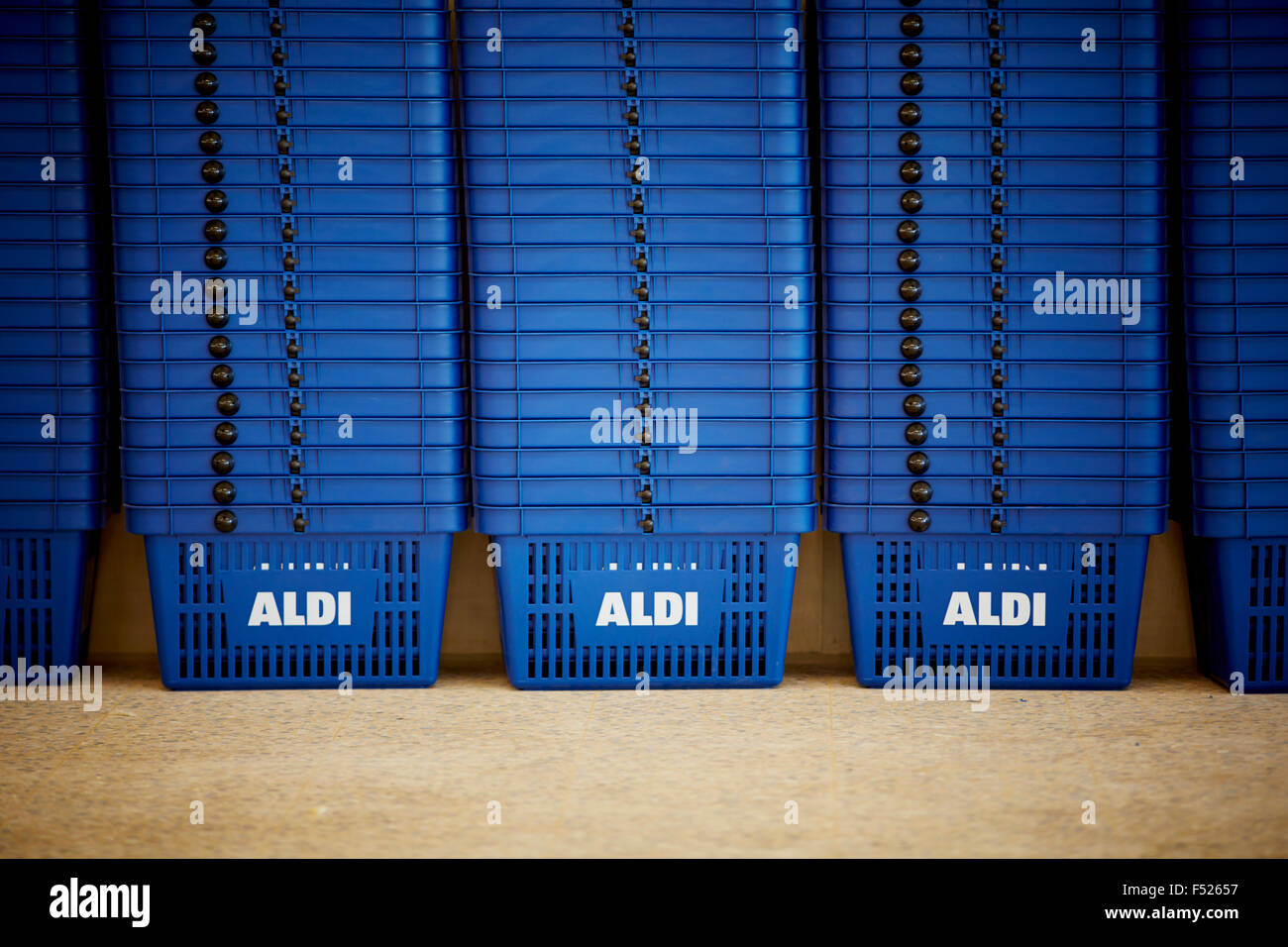 Supermarché discount Aldi des paniers en plastique bleu dans de nombreuses lignes empilées prête la chaîne de supermarchés discount leader mondial de boutiques Banque D'Images