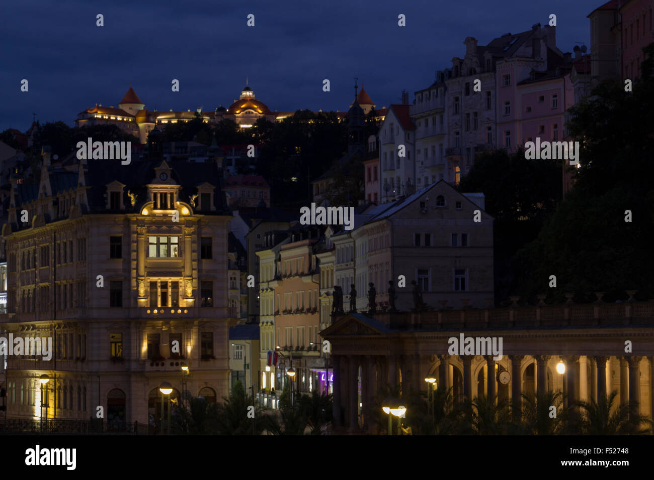Karlovy Vary, République tchèque - 27 septembre : Vue de nuit sur la rivière Tepla, Promenade dans la région de Karlovy Vary/Carlsbad Banque D'Images