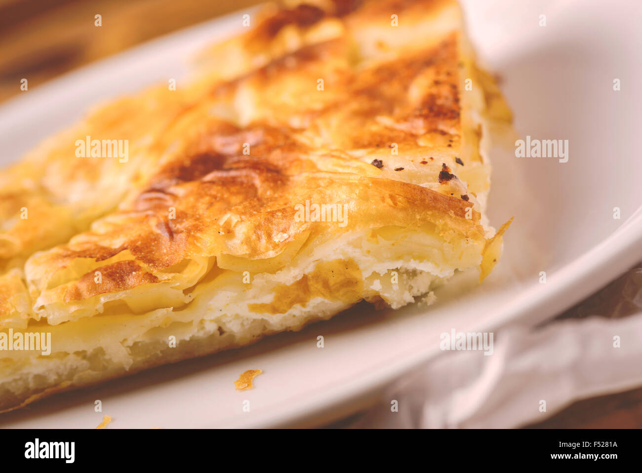 Burek, un plat traditionnel dans les Balkans sous forme de tarte au fromage, selective focus Banque D'Images