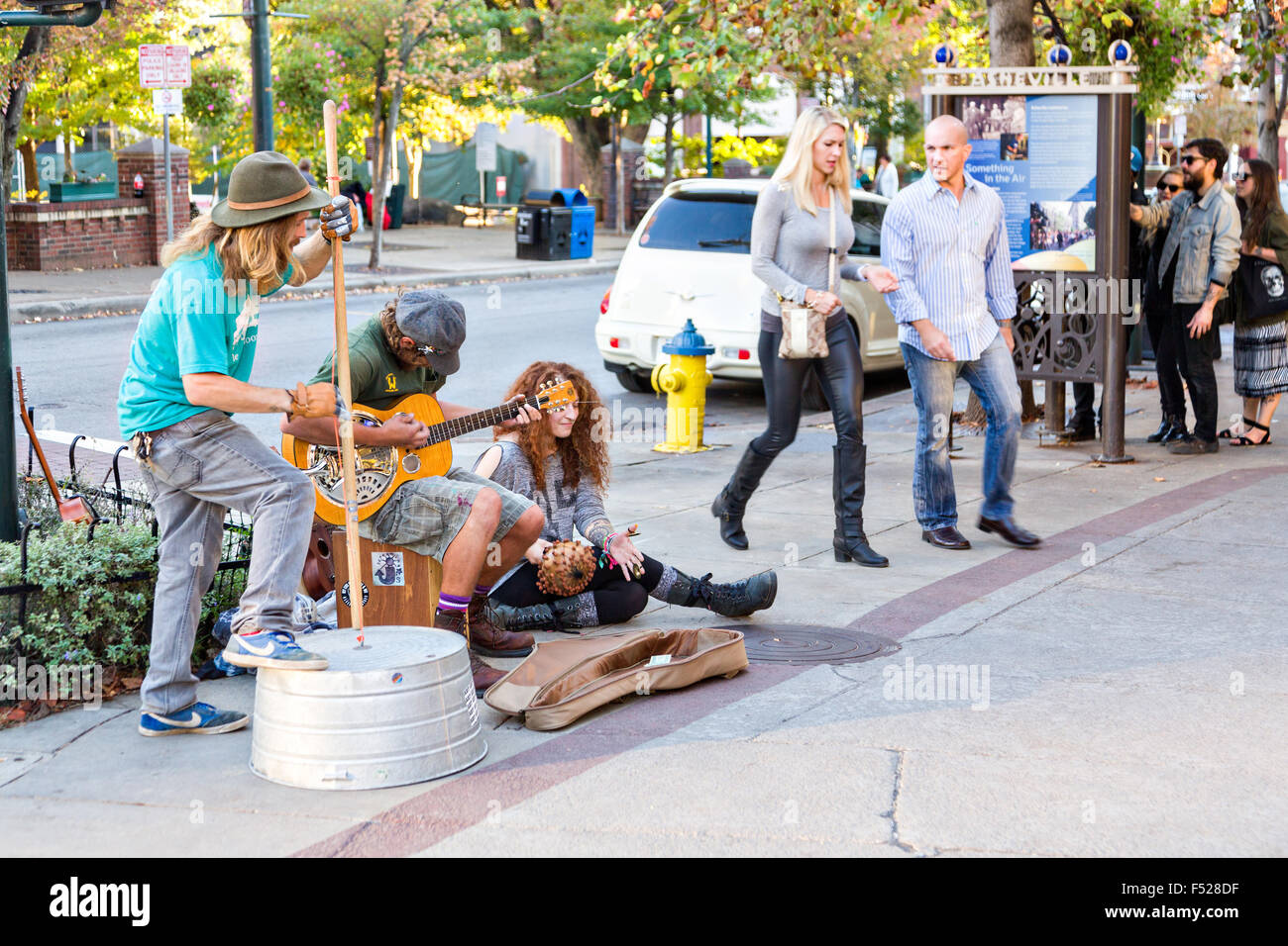 Des musiciens de rue busk en face de Pritchard Park à Asheville, Caroline du Nord. Banque D'Images