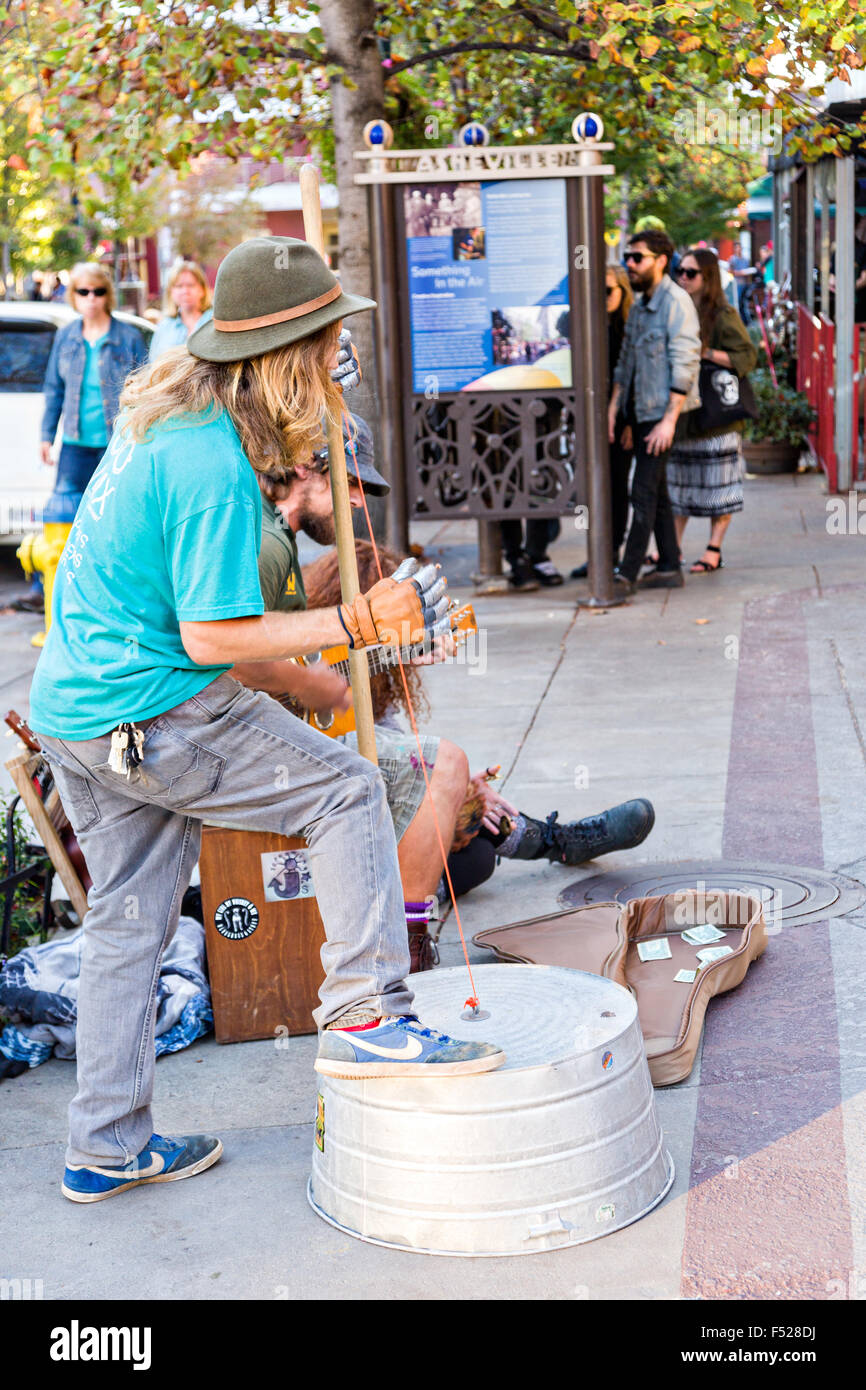 Des musiciens de rue busk en face de Pritchard Park à Asheville, Caroline du Nord. Banque D'Images
