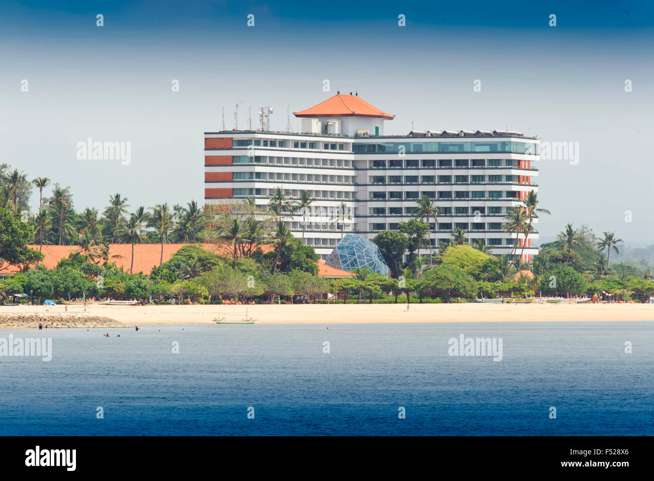 L'Asie, INDONÉSIE, Bali, Sanur beach, avec le plus haut bâtiment de l'île  de Bali, le Grand Bali Beach Hotel Photo Stock - Alamy