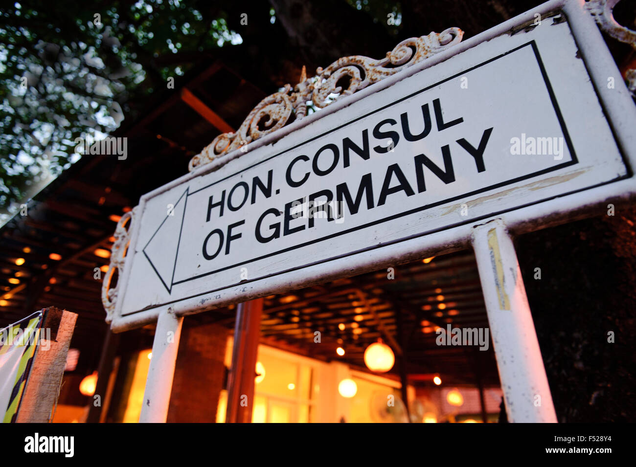 L'Asie, INDONÉSIE, Bali, Sanur, 'l'honorable Consul de France' signpost,  consulat allemand à Sanur à Bali Photo Stock - Alamy