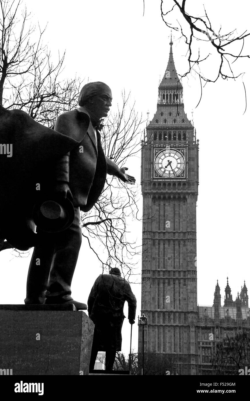 Des statues de Premiers ministres britanniques Sir David Lloyd George et Winston Churchill à l'extérieur de Big Ben Elizabeth maisons tours odf P Banque D'Images