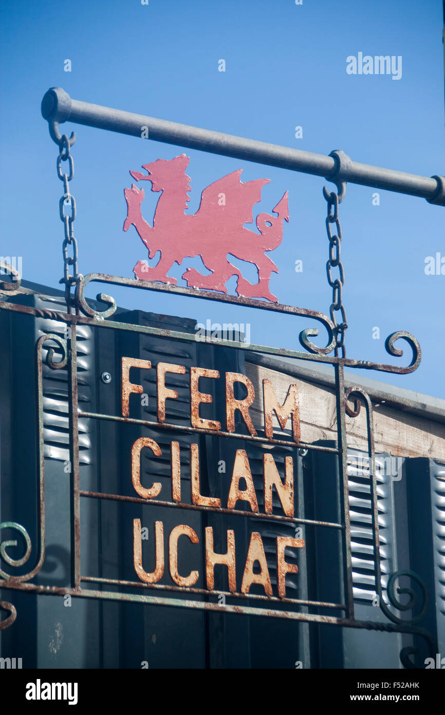 Fferm Cilan Uchaf ferme sur metal gate avec dragon au-dessus près de la péninsule de Llŷn Abersoch Gwynedd North Wales UK Banque D'Images