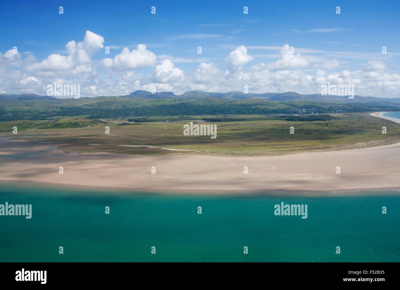 Vue aérienne de Glaslyn estuaire, Morfa Harlech sands et Rhinog la gamme de montagne du Parc National de Snowdonia Gwynedd North Wal Banque D'Images