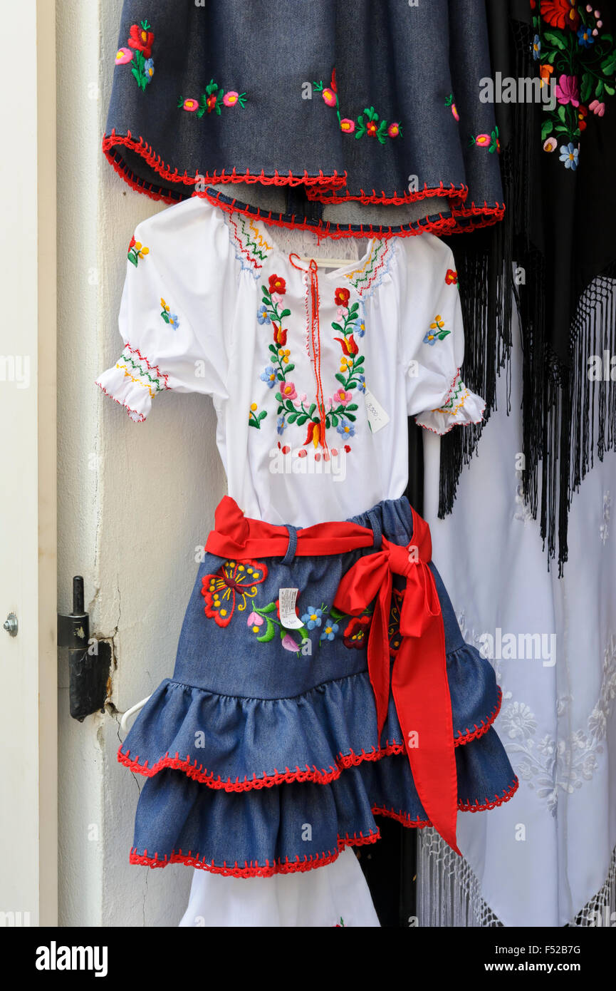 Une robe enfants hongrois traditionnel pour la vente, la Hongrie. Banque D'Images
