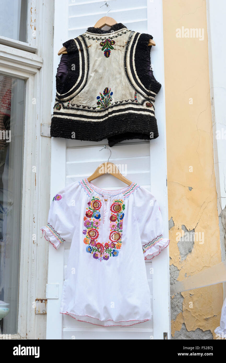 Deux enfants vêtements traditionnels hongrois pour la vente, la Hongrie. Banque D'Images