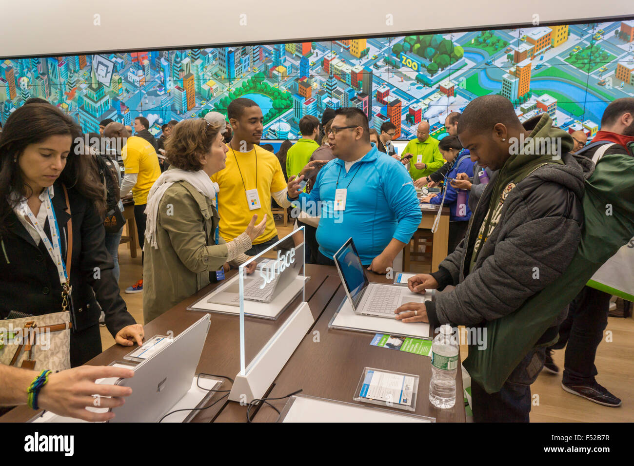 New York, USA. 26 octobre, 2015. Shoppers essayez Microsoft Surface ordinateurs portables au flagship store de la Cinquième Avenue à New York à l'ouverture, lundi, Octobre 26, 2015. Les visiteurs d'utilisation des ordinateurs portables, Surface Xboxes et autres produits de Microsoft et d'autres fabricants. C'est la 113e microsoft store , c'est plus gros à 22 000 pieds carrés et le seul des deux qui n'est pas situé dans un centre commercial. Crédit : Richard Levine/Alamy Live News Banque D'Images