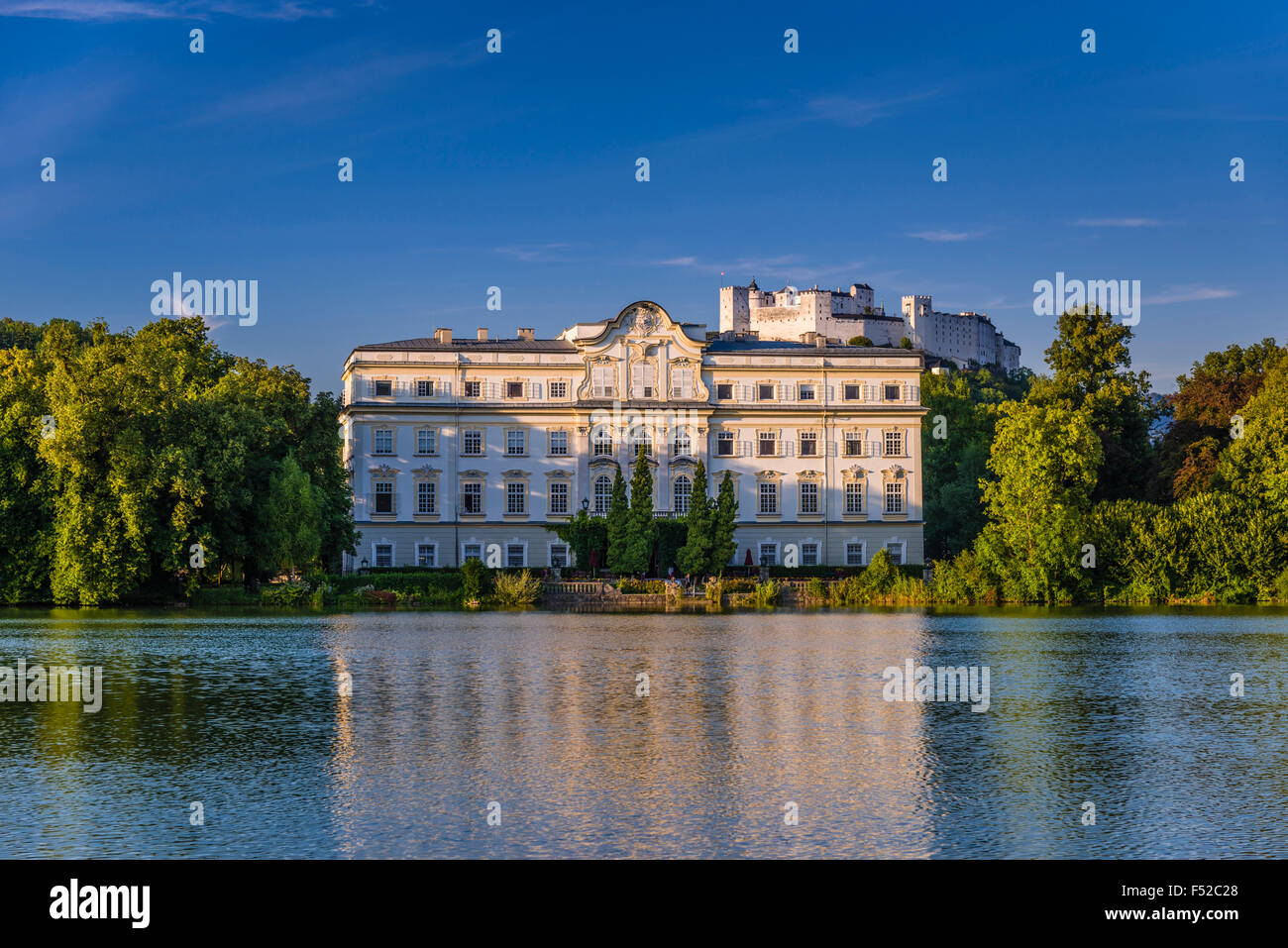 L'Autriche Salzburger Land (ferderal, province de Salzbourg), Salzbourg, district Riedenburg, Leopoldskroner Weiher (étang) avec Schloss Leopoldskron (palais rococo) et Château de Hohensalzburg, Banque D'Images