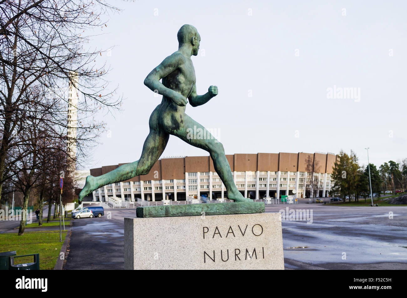 Helsinki, Finlande. Statue du légendaire coureur finlandais Paavo Nurmi à l'entrée du stade olympique Banque D'Images