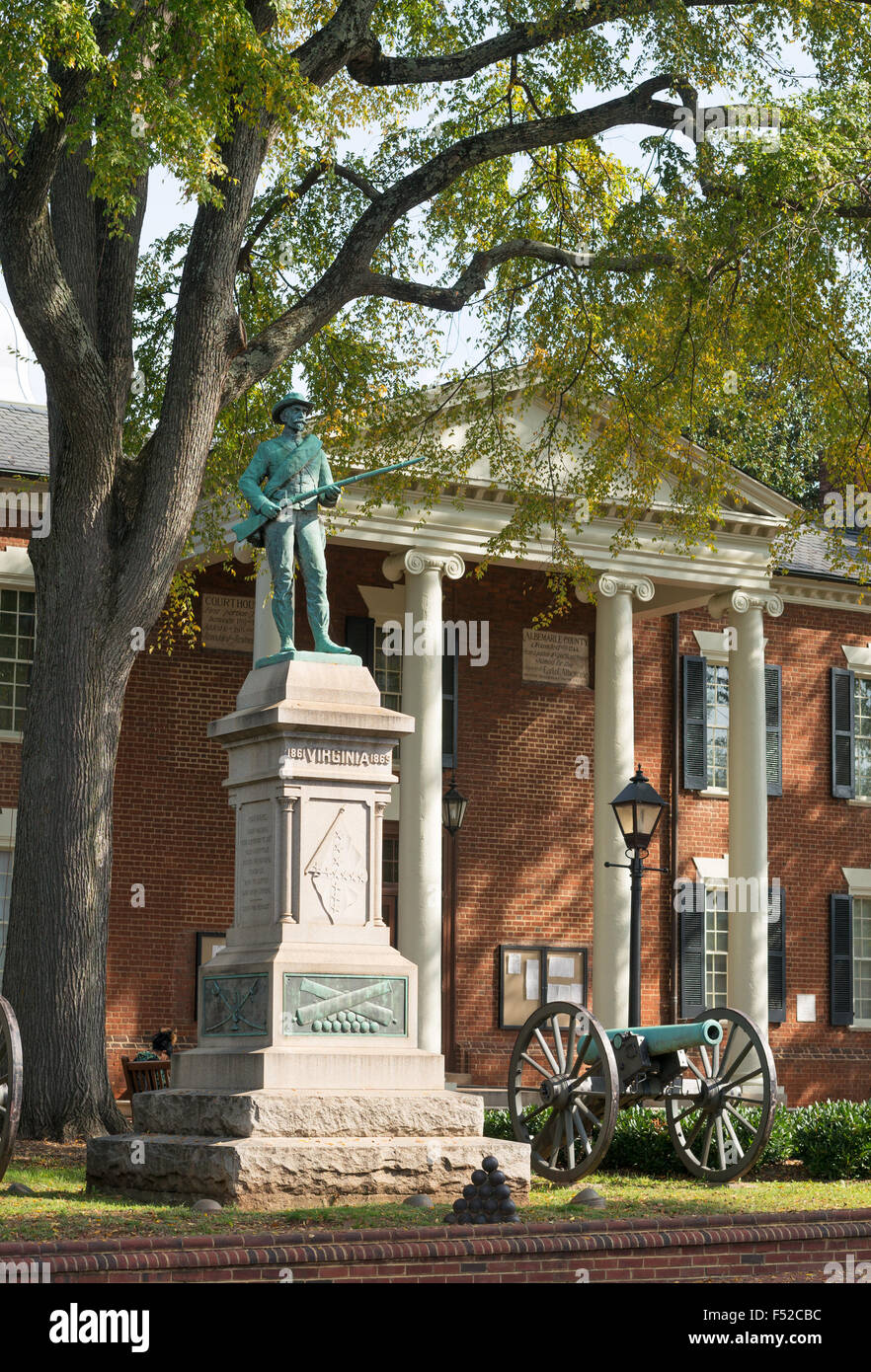 Confederate memorial statue et vieux Albemarle County Court House Charlottesville, Virginia, USA Banque D'Images