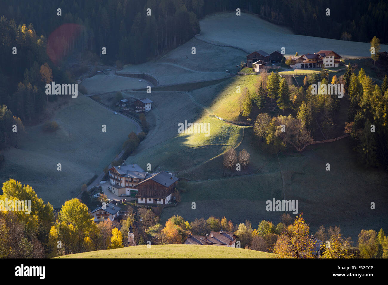 Tôt le matin, vue sur village de San Pietro in Val di Funes, Trentin-Haut-Adige, Italie Banque D'Images