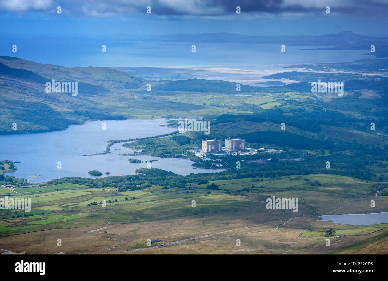 Magnox mis hors service la centrale nucléaire de Trawsfynydd, Traswfynydd lake et le littoral de la baie de Tremadog Gwynedd North Wales UK Banque D'Images