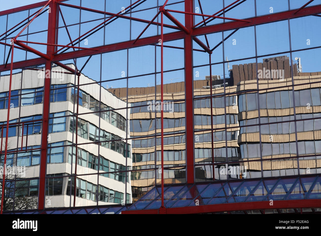 Réflexions de bâtiments dans la façade de bâtiments en verre, Barkers Pool, centre-ville de Sheffield Angleterre Royaume-Uni Banque D'Images