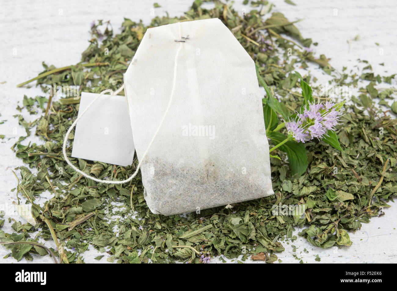 Sachet de thé de menthe et de menthe fraîche sur la table végétale Banque D'Images