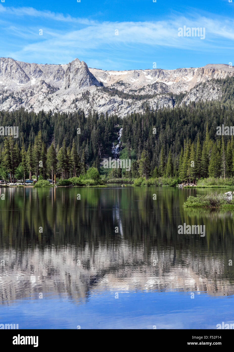 La réflexion à Twin Lakes dans le bassin Mammoth Lakes Banque D'Images