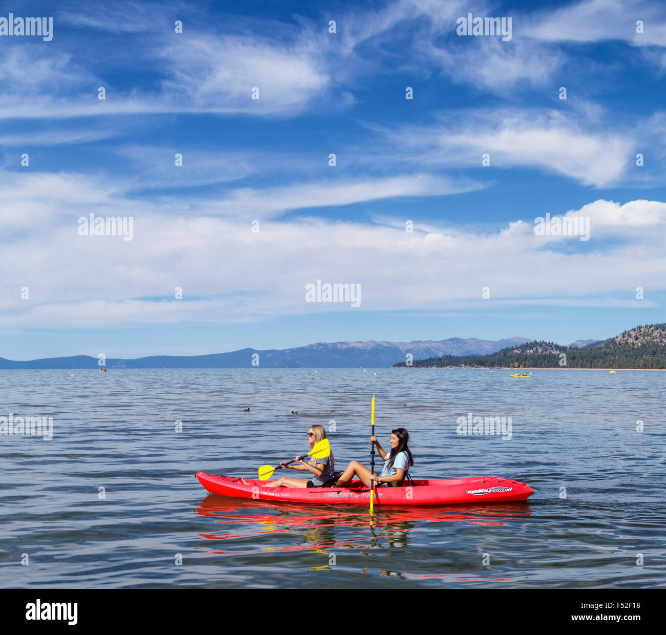 Les kayakistes à Lake Tahoe Banque D'Images