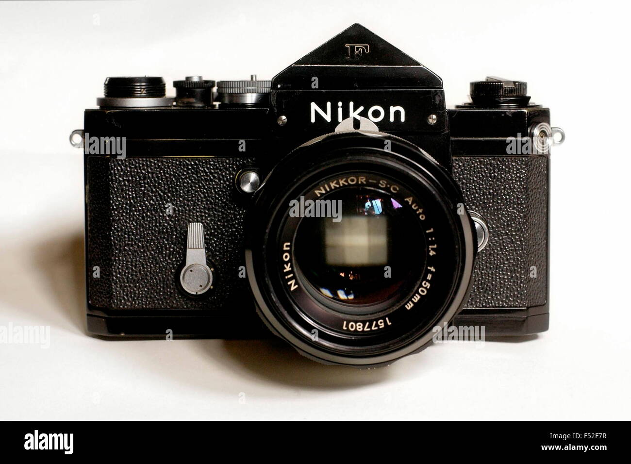 AJAXNETPHOTO. L'ICÔNE PHOTOGRAPHIQUE - LE FAMEUX NIKON F 35mm appareil photo reflex à objectif unique LANCÉ PAR NIPPON KOGAKU Tokyo en 1959. PHOTO:JONATHAN EASTLAND/AJAX REF:F-50 Banque D'Images