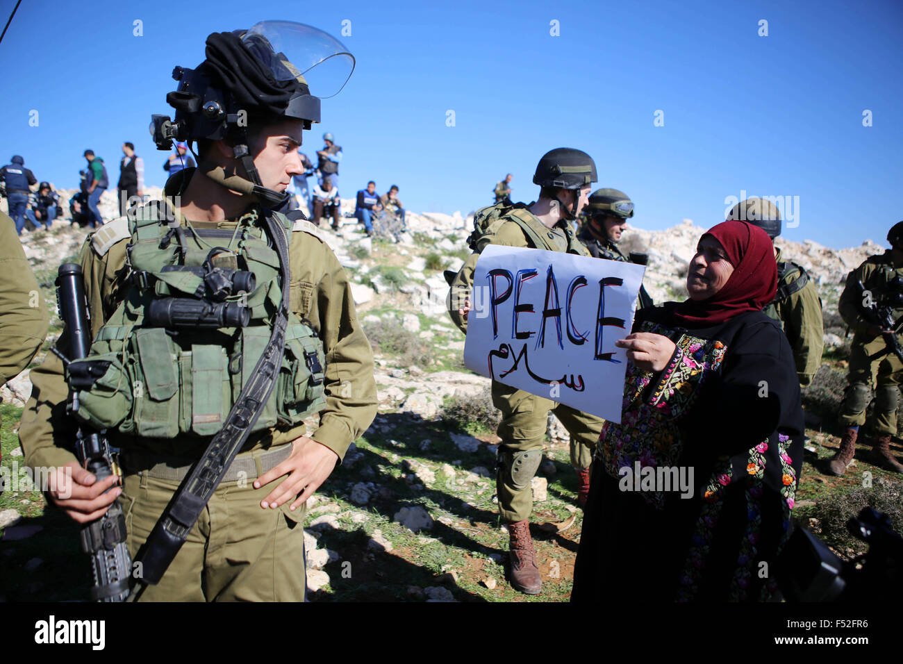 Beit Fajjar, Cisjordanie. Dec 27, 2014. Une femme palestinienne est titulaire d'une plaque à l'avant d'un soldat israélien, comme des Palestiniens, des Israéliens et des militants étrangers mis en place des tentes pour créer un village nommé symbolique après Ziad Abu Ein, un responsable palestinien décédé plus tôt ce mois-ci face à des soldats israéliens, sur des terres près de la West Bank village de Beit Fajjar, à l'entrée de la colonie israélienne d'Efrat. © Shadi Hatem/APA/Images/fil ZUMA Alamy Live News Banque D'Images