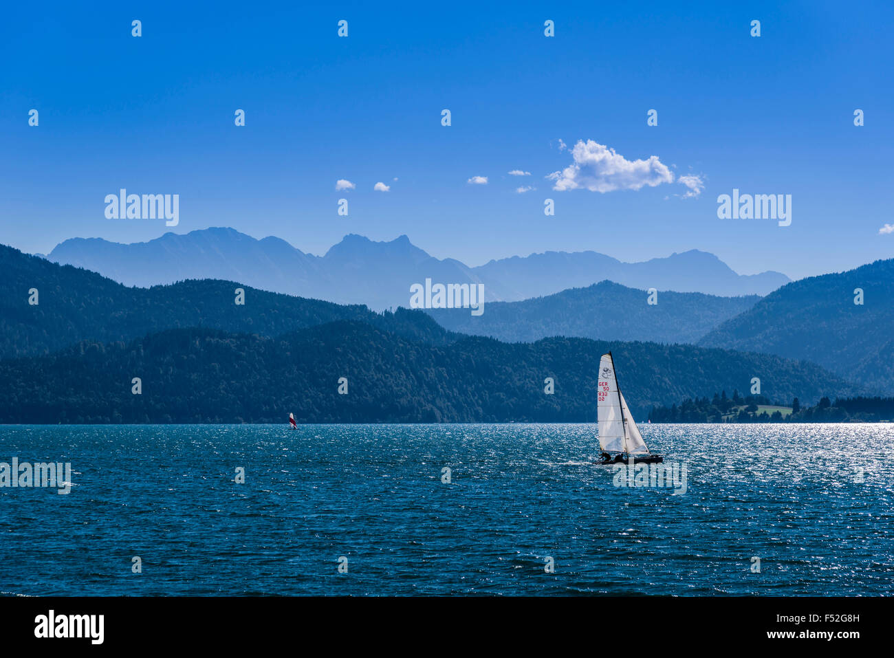 Allemagne, Berlin, Land Tölzer (zone), région d'Kochelsee-Walchensee (lacs), Urfeld, municipalité de Kochel am See, "Spain" (lac) en direction de montagnes de Wetterstein, Banque D'Images