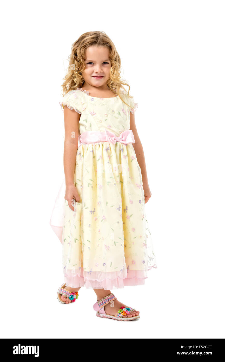 Petite fille dans une robe de lumière, posant sur fond blanc Banque D'Images