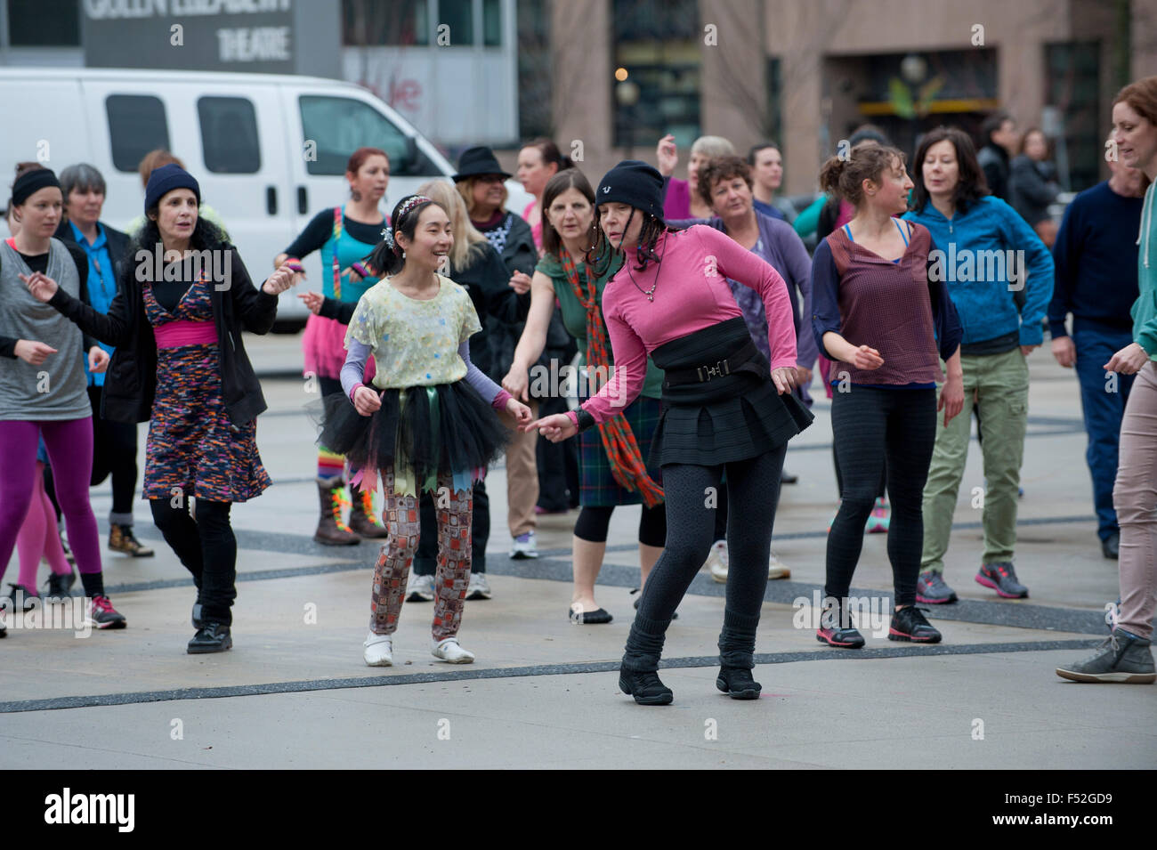 Beaucoup de gens la danse dans le Queen Elizabeth Theatre square dans le centre-ville de Vancouver (C.-B.) Banque D'Images