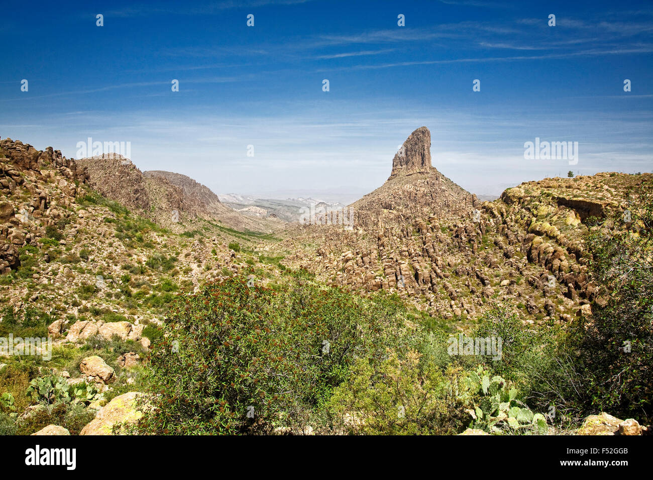 Aiguille de tisserands dans les Superstition Mountains dans le désert de Sonora de l'Arizona Banque D'Images