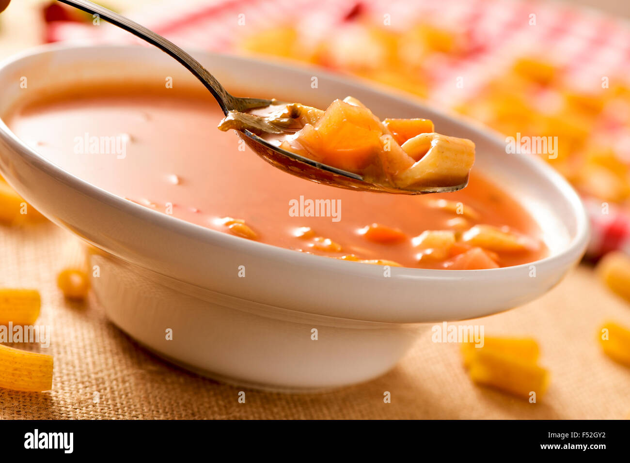 Libre d'un bol avec un minestrone, soupe italienne typique, avec les légumes et les pâtes, sur un tableau statistique Banque D'Images