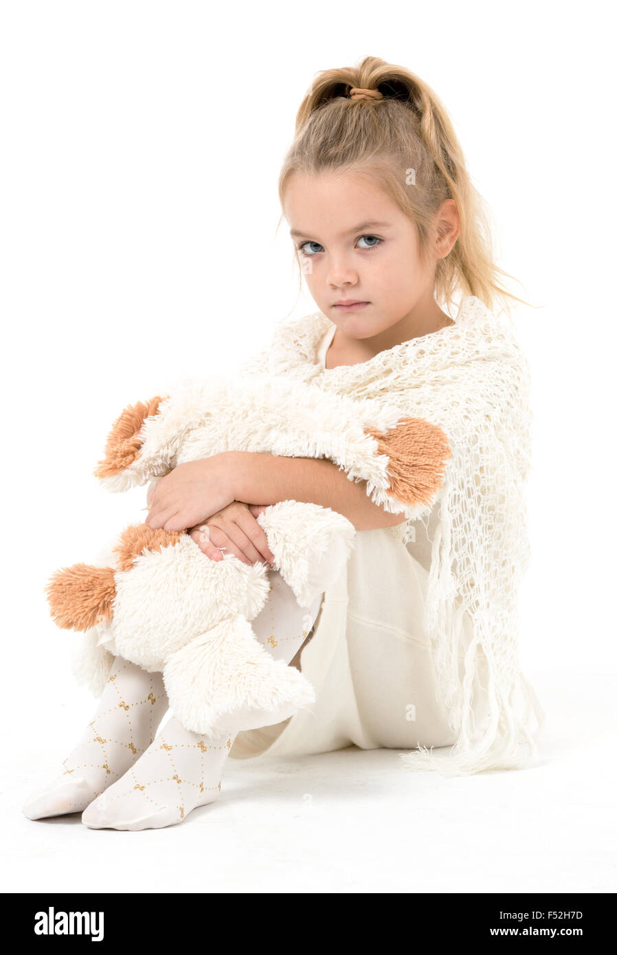 Fille avec une robe blanche Banque d'image et photos - Alamy Fille avec une robe blanche Banque d'image et photos - Alamy