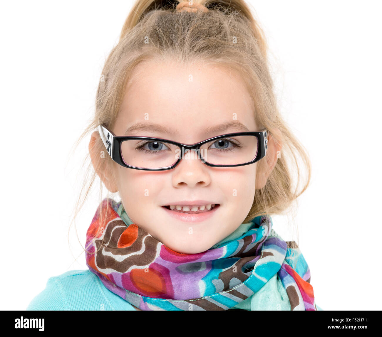 Petite fille à lunettes pose, sur fond blanc Photo Stock - Alamy