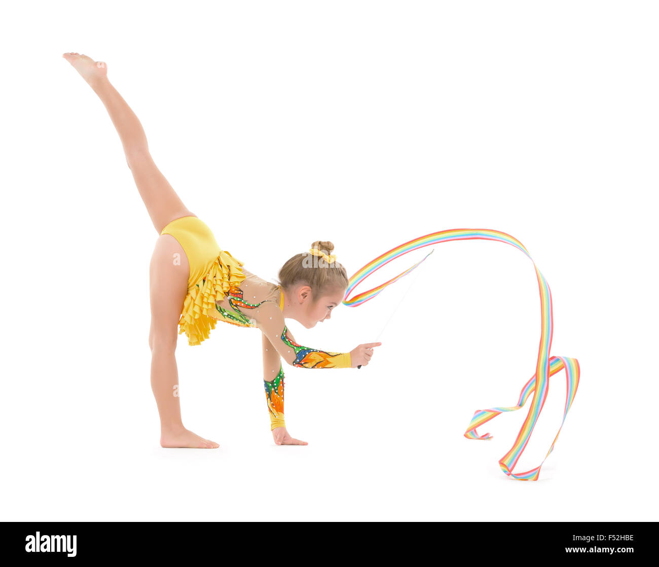 Gymnaste peu pratiquant avec un ruban, sur fond blanc Banque D'Images