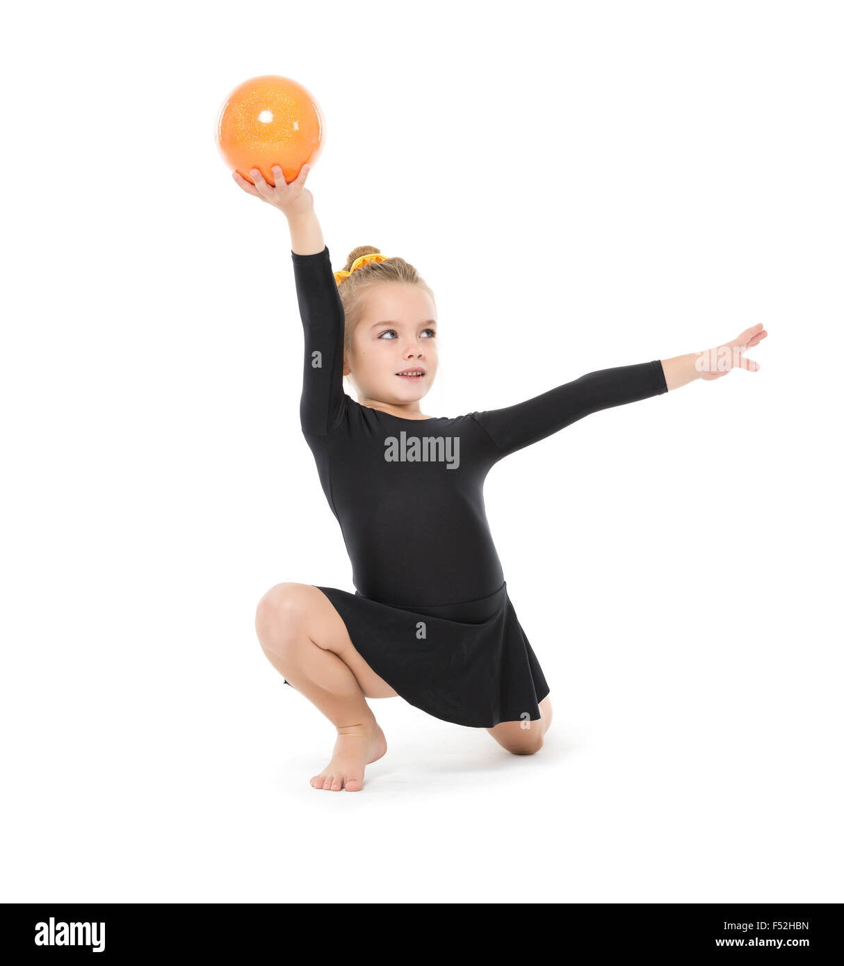 Gymnaste peu pratiquant avec un ballon, sur fond blanc Banque D'Images