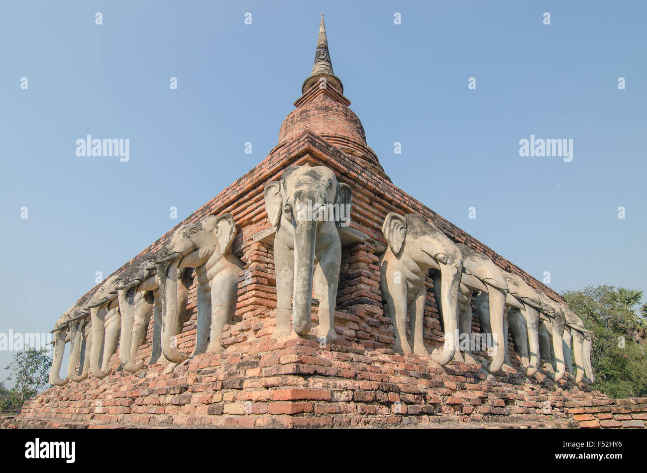 Wat Chang lom, des statues d'éléphants autour du parc historique de Sukhothai, Thaïlande Sukhothai Banque D'Images