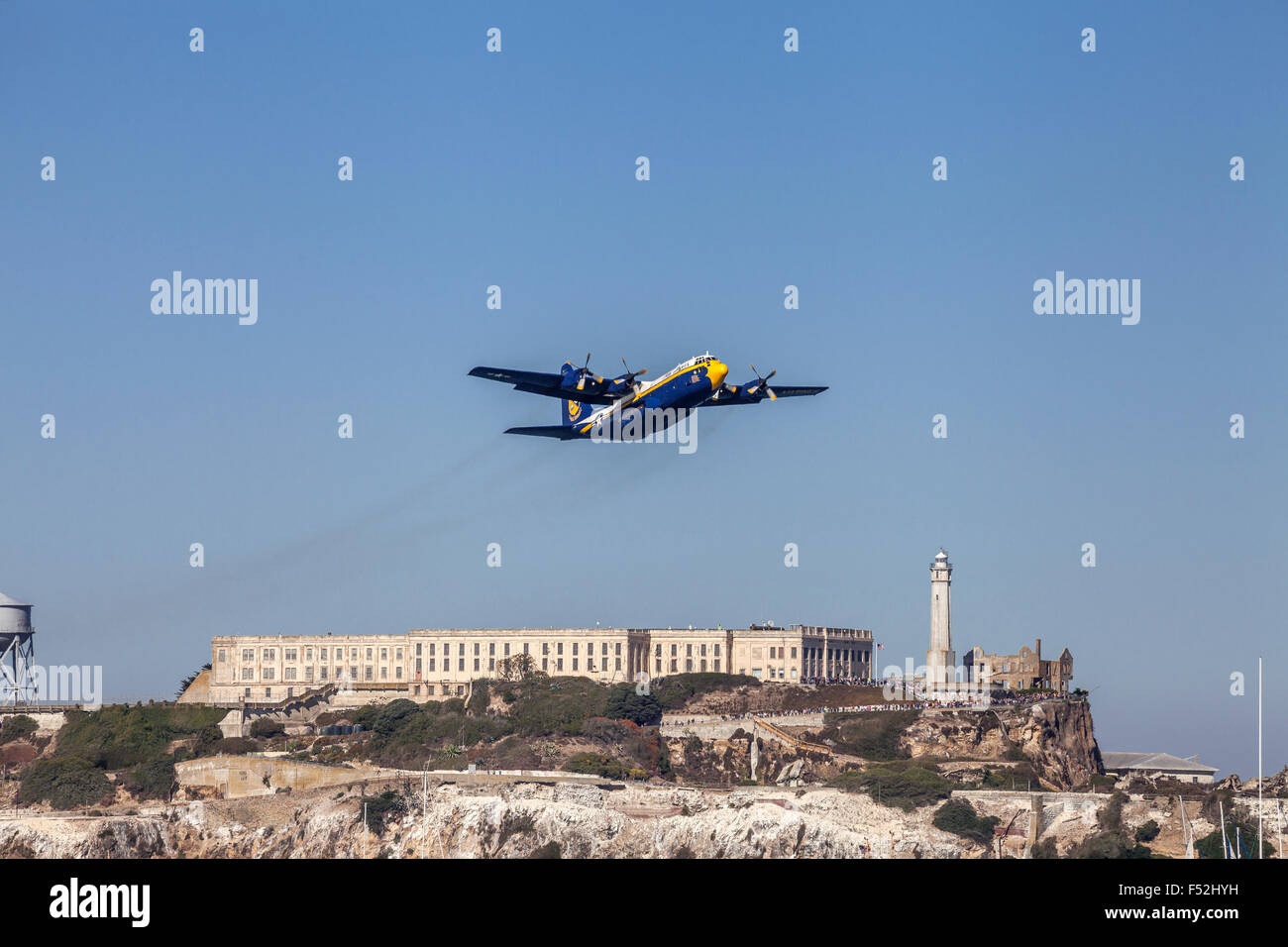 US Marine Corps C-130T Hercules surnommée Fat Albert survolant Alcatraz durant la Fleet Week 2015, San Francisco, California, USA Banque D'Images