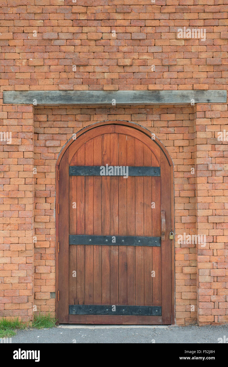 Porte en bois avec mur de brique Banque D'Images