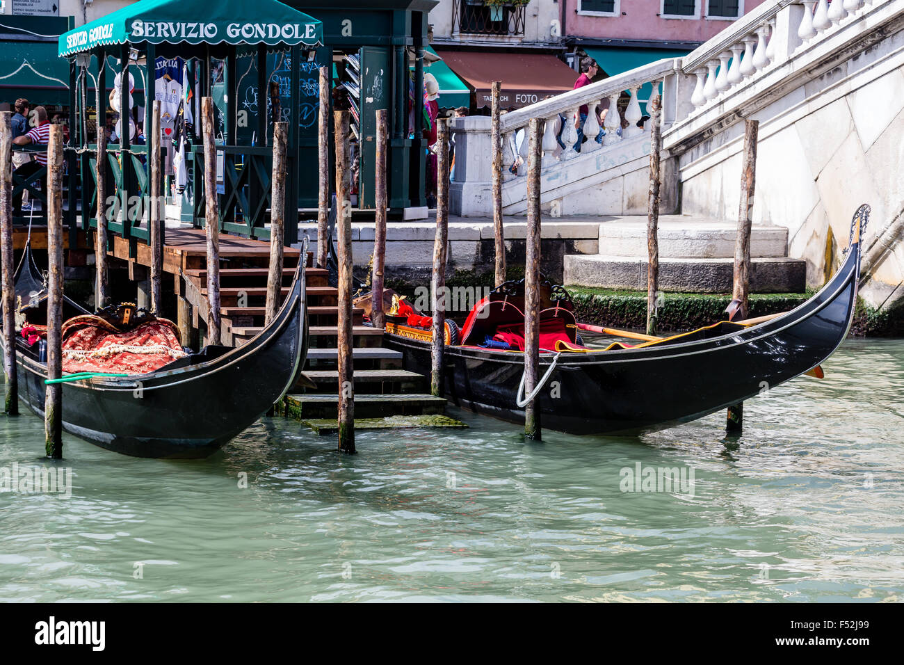 Service location gondole sur le canal à Venise Italie Banque D'Images