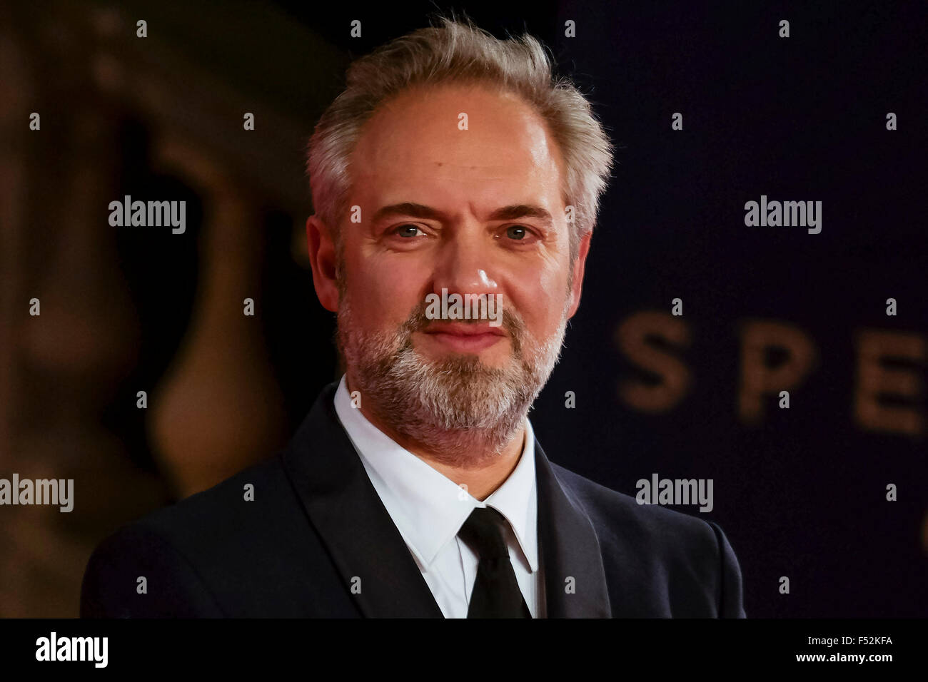 Londres, Royaume-Uni. 26Th Oct, 2015. Réalisateur Sam Mendes arrive sur le tapis rouge pour l'ESRP la Royal Film Performance 2015 : la première mondiale de spectre le 26/10/2015 au Royal Albert Hall, Londres. Credit : Julie Edwards/Alamy Live News Banque D'Images