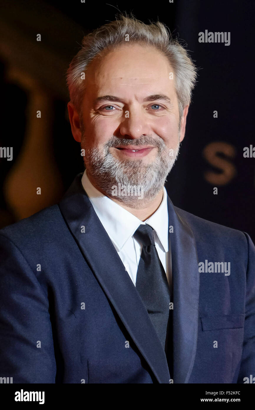 Londres, Royaume-Uni. 26Th Oct, 2015. Réalisateur Sam Mendes arrive sur le tapis rouge pour l'ESRP la Royal Film Performance 2015 : la première mondiale de spectre le 26/10/2015 au Royal Albert Hall, Londres. Credit : Julie Edwards/Alamy Live News Banque D'Images