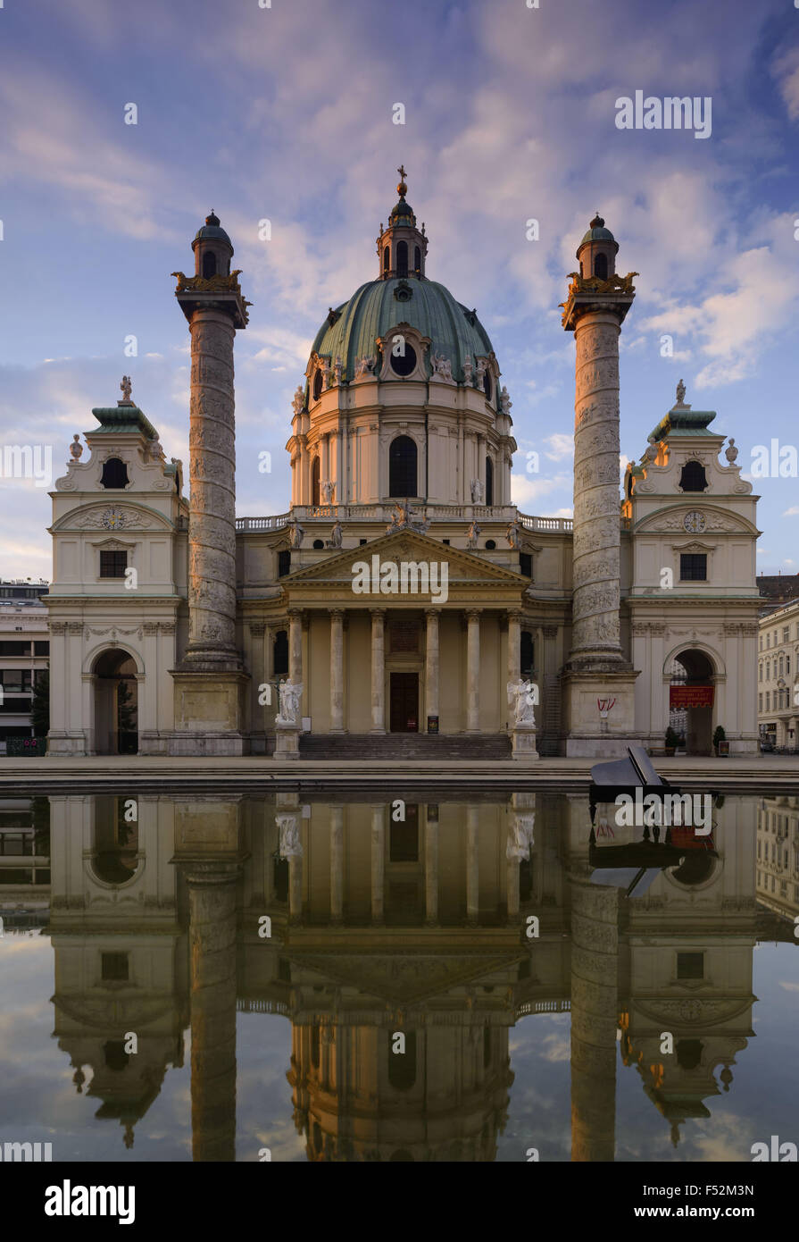 L'Autriche, Vienne, Karlsplatz (square), Karlskirche, construit par Johann Bernhard Fischer von Erlach en 1716-1737 dans le style du baroque Banque D'Images