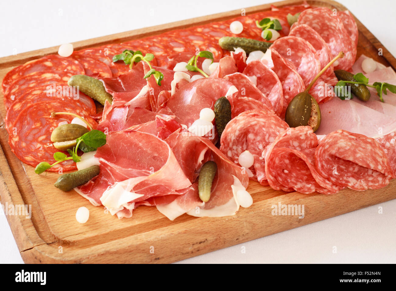 Planche de charcuterie un plateau de jambon et les tranches de bacon