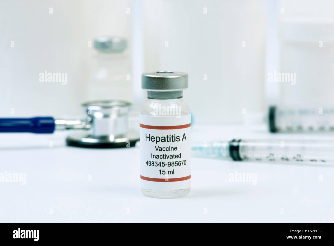 Flacon de vaccin contre l'hépatite A et stéthoscope. Banque D'Images